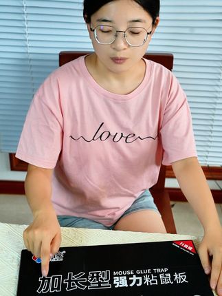 再也不怕老鼠乱窜!强力粘鼠板免费送到家 今天晚上又抓到一只小老鼠了!这个季节正是老鼠活动频繁的时候,赶紧安排上吧!#粘鼠板 #老鼠贴强力粘鼠板 #家里有老鼠怎么办