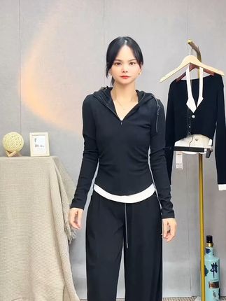 穿上这套卫衣阔腿裤,轻松应对秋冬!免费退货更安心! #早秋穿搭三分钟出门不是梦 秋冬季休闲套装#套装穿搭 #超能下蛋鸭视频激励活动 