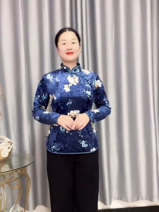 穿上这件丝绒唐装,你就是冬日里的国风女神! 冬天怕冷又想穿得有特色?这款加厚外套帮你解决难题!#秋冬穿搭#国风古韵#新中式穿搭#气质穿搭#被秋日氛围感穿搭拿捏了