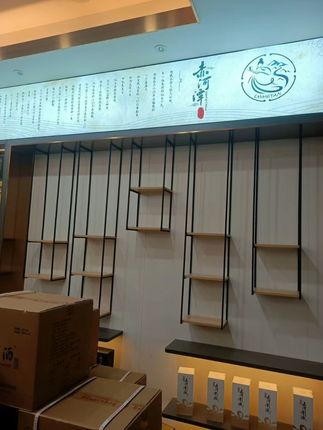 小空间大收纳,这款吊架让客厅瞬间变整洁! #置物架 #展示架 #厂家定制 #壁挂装饰 背景铁艺墙上置物架多层隔板悬挂茶具摆件展示架壁挂装饰吊架