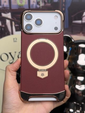 戴上它,你的手机是否瞬间有了高级奢侈品般的质感? 磁吸圈打开就是手机支架,竖放刷视频看直播,横放追剧解放双手。素皮背板,耐磨耐刮,也不会粘指纹手汗。镜头框微微加高的设计,更好保护摄像头,避免刮花和磨损。内置引磁环,支持车载磁吸导航#苹果 #为什么iPhone17卖爆的概率很大 #苹果手机壳 #iPhone17最新爆料 #苹果17