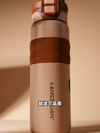 户外运动不怕渴,保温杯随行更安心! 这个保温效果真的太好了!冬天喝热水夏天喝水都好合适~关键现在有运费险,不想要也可以退回去哦~#保温杯#316不锈钢保温杯#吸管杯#大容量保温杯#杯子控无法拒绝的秋冬保温杯