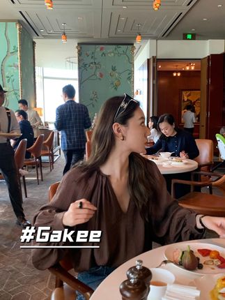 穿上这件复古咖色衬衫,你就是午后咖啡馆的气质女神! #挑战和闺蜜互买穿搭 #开学季穿这个琥珀系 #早秋姐感穿搭气质顶满 #早秋不费力显贵穿搭 #ootd