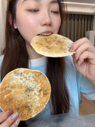 早餐新宠!一口咬下满嘴香脆梅干菜烧饼 今天又做了好多好吃的小吃!有喜欢吃的吗?评论区留言哦~#夏天来点“凉快”美食#宋雨琦是零食天才吧#尝尝一颗东洋乌梅#夏天提高胃口的美食#挑战用美食召唤周杰伦