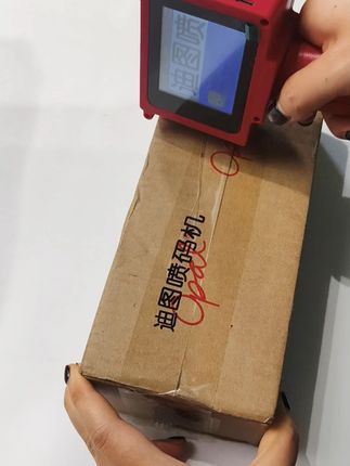 小工厂必备!迷你喷码机轻松搞定生产日期标记,不满意可退 今天又是一个忙碌的一天!晚上回家后赶紧来收看我的分享吧~#好物推荐🔥#喷码机#打码机#手持喷码机#生产日期