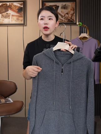 穿这件羊绒开衫,温暖又时尚,还不怕买错尺码! 秋冬必备!这款羊毛开衫太好穿了,关键现在拍一发三还有运费险!#男生穿搭#品质男装#面料柔软舒适#纯羊绒#男生秋日有效穿搭