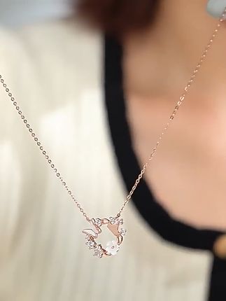 姐妹们谁懂啊!花蝶之约,鲜花与蝴蝶的浪漫是每个女生的梦中项链 精致小巧的小物件!戴上它让你更优雅更有魅力~快来看看吧!#项链 #送女生礼物 #银饰 #生日礼物 #初秋首饰搭配法则