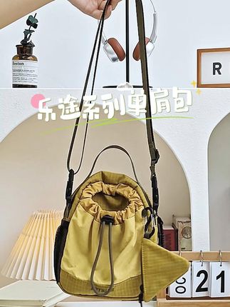 谁懂!!!被介个撞色水壶包狠狠拿捏了~ 可单肩可斜挎,还可自由拆卸卡扣当手提包,抽绳束口不挑穿搭风格~暗藏多个分层口袋,手机口红随手拿,逛街暴走无负担~#包包 #单肩斜挎包 #水壶包 #户外 #学生党