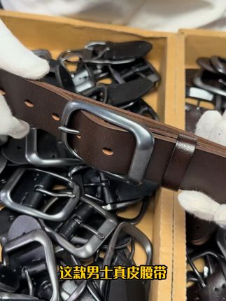 棕色复古皮带,轻松搭配显气质,不满意可退哦! 真牛皮材质+合金扣头,低调沉稳的复古格调,一条皮带诠释男人品味#复古风穿  #男士配饰