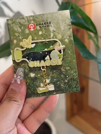 夏日必备!霸王茶姬限量冰箱贴,学生党收藏新宠! 新出的文创冰箱贴真的太好看了吧!快来看看这精致的设计~#原创视频#冰箱贴#文创#礼物#创意礼物