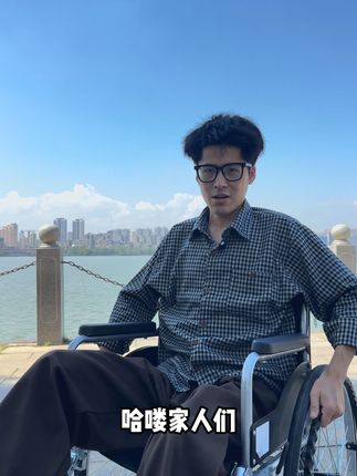 老人脚部受伤后行动不便?这款轮椅让出行更方便,实用可抬腿设计,还有蜂网透气坐垫久坐不累。#轮椅 #适老化产品 #代步车 #老年人