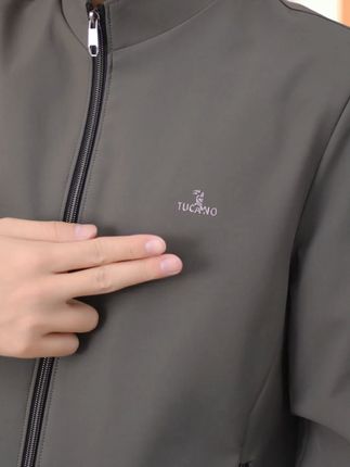 秋季给老公买衣服就选啄木鸟这款牛奶丝夹克,一百都不要,性价比超高!#夹克外套 #品质男装 #秋天新品 #男士穿搭