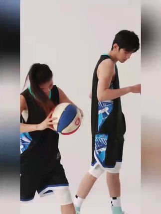 给孩子选篮球服,不只是买件衣服那么简单,更是在为他们的运动热情添柴加火。咱家这款篮球服,最懂孩子们打球时的心思 —— 他们就想跑得飞快、跳得老高,和小伙伴们追着球疯玩。所以它的版型特别适合孩子的活动习惯,跑起来不会被裤脚绊倒,跳起来不会被领口拽着,怎么折腾都自在。#篮球服套装