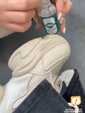 小白鞋脏了?擦一擦即净,告别黑边! 家里孩子很喜欢穿白色运动鞋,但是脏了就很难清理干净。这款清洁好物能轻松搞定!#三伏天邪修减肥还是太权威了#带娃旅行需要准备些什么#三伏晒书藏在时光里的夏日仪式感#鱼龙混杂的度假好物分享#夏日含绿量已达百分百