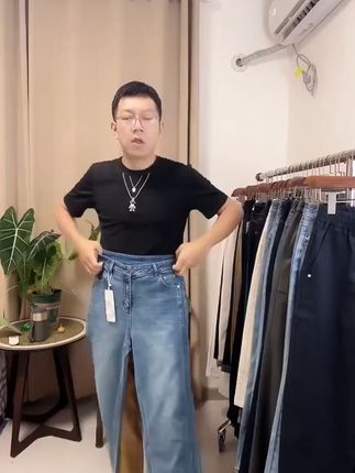 小个子女生的显瘦神器!复古蓝牛仔裤,穿出大长腿,还不怕 姐妹们!秋冬必备款牛仔裤来咯~ 运费险活动别错过啦!!!#秋季穿搭#小个子穿搭#显瘦裤子#百搭神裤#2025年秋季都流行穿什么
