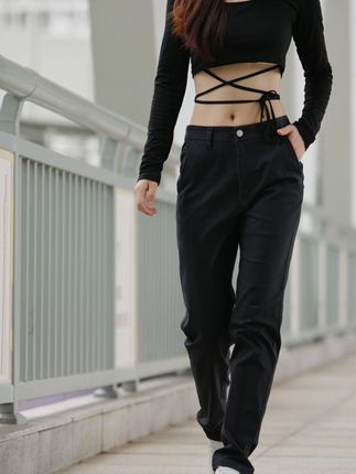 穿上这条百搭直筒裤,轻松变身商务精英!包邮退货无忧 这个裤子真的太好穿了!面料舒适柔软又亲肤,版型宽松不紧绷,关键还是包邮到家,还有运费险呢!#这个秋天被琥珀系治愈了 #秋天第一杯琥珀流光 #舒畅的入秋穿搭都是琥珀系