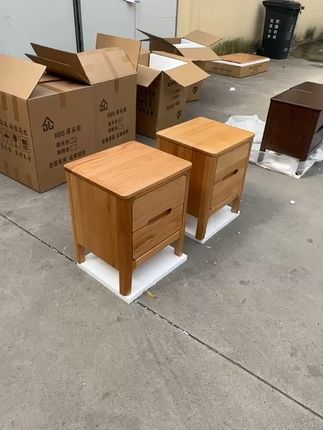 红橡木床头柜 边缘圆润手工打磨,触感温润不伤肌肤,安心守护每一次起身