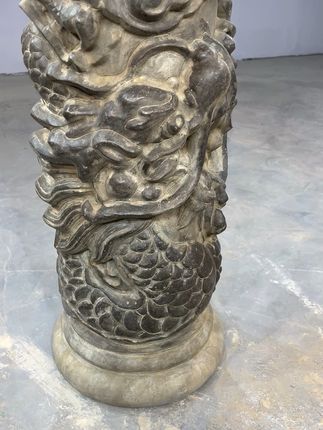 古风庭院添神韵,青石龙柱显尊贵! 青石材质龙柱高度一米 高浮雕龙身品质雕刻 品相完整雕工精美 摆件中的优选#老石雕 #摆件 #青石 