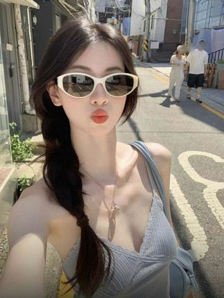 夏日必备!复古猫眼墨镜,防晒又显瘦! 这款墨镜男女老少都能驾驭!#迪丽热巴新中式恋夏风 #dirtywork亚比的统治区 #围观红人神级出片现场 #跟着白昼小熊DL摇打开恋夏风 #苏超带火的丹阳眼镜什么来头