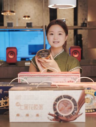 早餐新选择!港式三黑芝麻糊,开盖即食,营养满满! 冬天来一碗暖呼呼的粥,大人小孩都爱喝!#美食 #早餐 #早餐吃什么 #开盖即食 #营养美味 “黑色食材”常与“补肾、乌发、益精”相关,认为黑芝麻、黑豆、黑米搭配能改善因“体虚”或“肾精不足”导致的头发干枯、早白、精力不济等问题;制成糊状后性质温和,还被视作“养胃健脾”的滋补食品,适合秋冬干燥季节或体质偏虚者食用,帮助调理身体状态、改善气色。