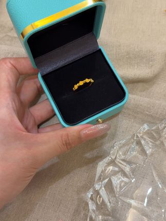 送给妈妈的浪漫惊喜,诗意玫瑰戒指太美了! 想买一款寓意美好的饰品?这款戒指让你拥有浪漫与祝福!#黄金 #黄金首饰 #中秋送礼