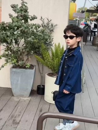 宝贝穿上这套牛仔套装,瞬间变身小潮男! 秋冬季节孩子穿啥?这款套装保暖又时尚!#秋季穿搭#潮童穿搭#男童穿搭#面料柔软舒适#被秋日氛围感穿搭拿捏了
