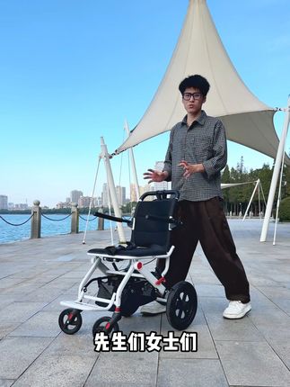 老人腿脚不好出门难?这款小推车让出行更方便!轻便可折叠设计,可以上飞机上高铁,非常适合国庆出游用。#轮椅 #国庆假期 #户外 #代步车