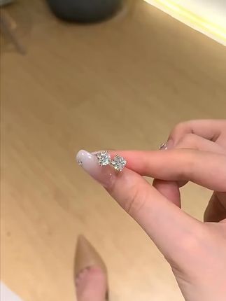 刘浩存同款 轻奢莫桑石耳钉 精致百搭提升气质! 刘浩存在《青春有你》里戴的小巧精致耳钉!喜欢吗?快来看看吧~#琥珀色黄昏像糖在很美的远方 #七夕送礼清单 #小个子女生的夏日通勤穿搭 #早秋中性风穿搭 #秋季开学穿搭分享