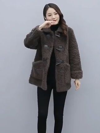 秋冬必备!大码羊羔毛外套,温柔百搭气质出众 姐妹们!冬天怕冷又想穿得好看?这款保暖外套帮你解决难题啦!#秋冬穿搭#大码女装#外套穿搭#气质穿搭#微胖女生怎么穿出早秋氛围感