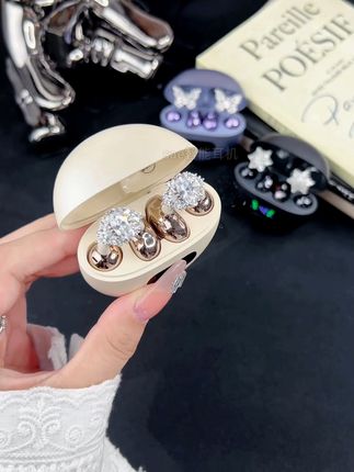 wok~这么好看又实用的饰品耳机我怎么才发现😭! 这颜值我真的一眼沦陷了😋,而且还能显示电量,这真的能治好我的充电焦虑症!!#蓝牙耳机 #高颜值 #美出高级感 #耳机推荐 #sae蓝牙耳机