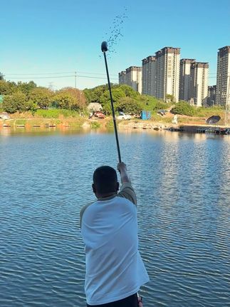 轻松远投,大鱼上钩!运费险保障,放心购! #钓鱼人 #钓鱼 #户外钓鱼 #打窝勺 #火蓝刀锋钓大物