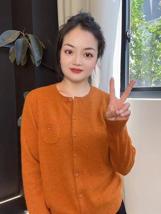 穿上这件软糯开衫,秋天的温柔都给你了! 秋天怕冷又想时尚?这款质感高级的针织衫帮你解决!#秋季穿搭 #秋冬穿搭 #针织开衫 #百搭上衣 #秋日万能针织衫穿搭