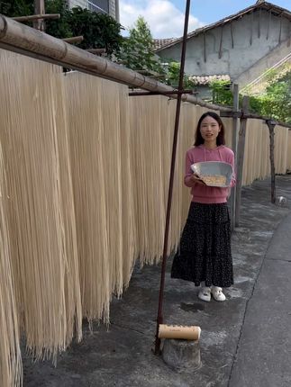 乡村土挂面,麦香浓郁,搭配自家辣椒油太绝了! 今天又做了好多好吃的东西给大家分享了!有喜欢吃的吗?评论区留言哦~#好物推荐🔥#源头实力厂家#农家风味#挂面#需要大声安利的烟火气美食