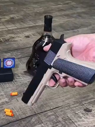 孩子生日惊喜!自动回膛手枪玩具,超逼真射击体验! 想体验真实射击感?这款仿真度超高的玩具帮你搞定!