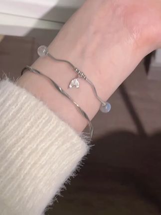 时尚叠戴,轻奢手链让你瞬间提升气质! 姐妹们!这个鱼尾手链真的太好看了吧!!!赶紧冲啊~#帽子一戴谁都不爱#舒畅的入秋穿搭都是琥珀系#谁能拒绝舒华cleanfit风#无框眼镜就是文咏珊的统治区#琥珀流光摇把万宁摇出来了