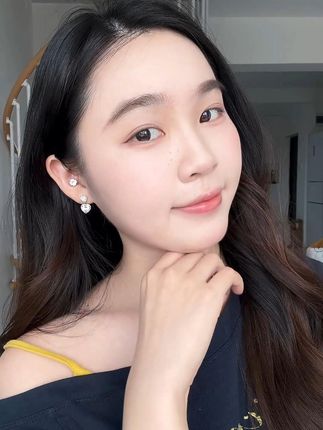 小巧爱心耳钉,提升甜美气质! 姐妹们!这个爱心耳钉真的太好看了吧!!!戴上它整个人都变甜了~快冲啊!#张予曦琥珀流光式入秋#跟电子闺蜜晒红人秋日穿搭#入秋的第一件薄外套#早秋中性风穿搭#七夕送礼清单