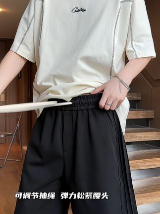 百搭舒适这才是夏日通勤想要的短裤 可调节抽绳 弹力松紧腰头 侧面小条纹装饰 上身有板有型 宽松不紧绷 耐刮不起球 男女同款!#短裤 #新款上新 #百搭神裤