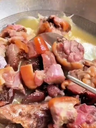 农家烟熏腊猪脚,餐桌上必备美味! 今天又做了几样小菜,有喜欢吃腊猪脚的朋友吗#奉节腊猪脚 #农家烟熏腊肉 #腊猪脚