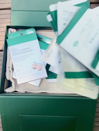 告别粗大毛孔,鼻贴神器让肌肤细腻光滑! 鼻子上黑头多又难清理?这款产品帮你轻松搞定!#护肤#控油#去黑头#黑头鼻贴#秋天的情绪价值是好皮肤给的