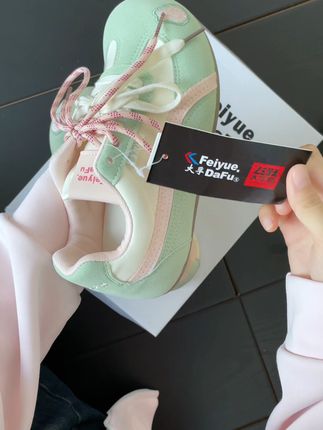 百搭小众鞋!通勤约会都超适合! 这双韩系小白鞋真的太适合日常穿搭了,厚底设计显高又合适,搭配裙子牛仔裤都很好看!