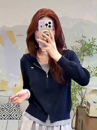 秋冬必备!显瘦连帽针织衫搭配高腰裤,轻松穿出好身材! 姐妹们!这个冬天一定要试试这套衣服啊!!真的太好穿了!关键还不贵!快冲吧~#秋冬穿搭#显瘦穿搭#显高显瘦显腿长#时尚套装#秋冬穿搭新鲜感在线