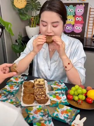 无蔗糖晋式蛋月烧五仁山楂椰蓉蔓越莓糕点,健康过中秋! 今天是中秋节啦!来尝一尝这美味的传统糕点吧~#微波炉一分钟叮出芝士薄脆#乡村美食满满的烟火气#零失败的电饭煲版红糖发糕#该安排入秋四件套了#用烧饼拿捏小学生