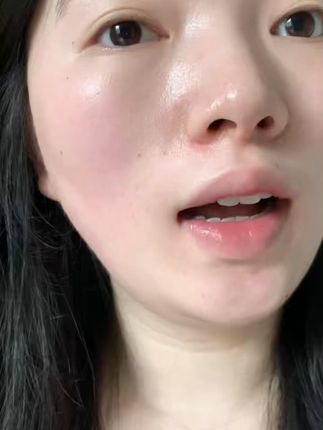 素颜神色!!气血感和呼吸一样简单~ 冬天嘴唇干裂起皮又暗沉?这款有色润唇膏帮你解决!告别干燥唇纹,一抹冰透变色唇膏让你水润一整天!#唇膏 #唇部护理 #润唇膏 #口红 #秋天的情绪价值是好皮肤给的