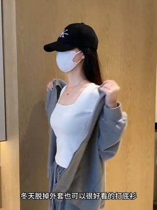 穿上这件T恤,锁骨若隐若现太撩人!轻松退换无压力 姐妹们!这个季节一定要试试这种方领的设计哦~ 运费险就是运费险啊!!!可以放心冲了!!!#早秋高智感职场穿搭#全抖音都在仿热巴琥珀系造型#如果上班都穿流光高智风#一衣多穿通勤版#谁还没有一件藏式卫衣