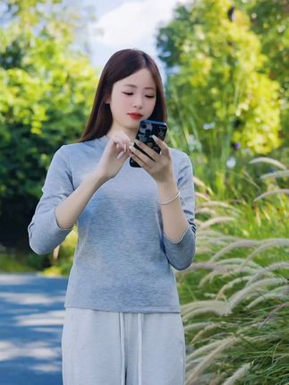 穿上这件柔软秋衫,轻松换季无烦恼! 秋冬穿啥?这款衣服面料舒服又保暖!运费险让你放心下单!#运动穿搭#秋季穿搭#长袖t恤#早秋穿搭#早秋穿搭三分钟出门不是梦
