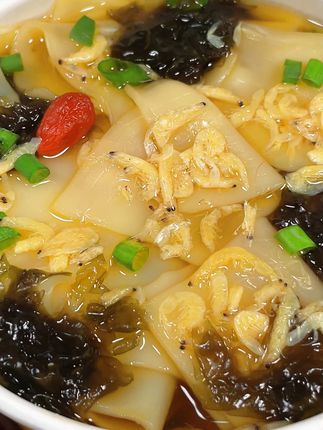 酸香爽口,五分钟搞定夜宵! 当你早晨匆忙赶时间,或是夜晚饥饿难耐时,程校长紫菜虾米味酸汤面叶绝对是你的最佳选择。免煮冲泡,快速方便。面叶在鲜美的酸汤中舒展,一口面叶,一口汤,鲜美的滋味从舌尖蔓延至全身,迅速为你补充能量。