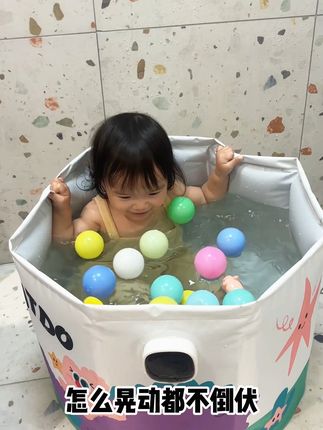 宝宝洗澡不再愁,这款可折叠浴桶太方便了! 秋冬宝宝在家洗澡也方便了,用这种可以折叠的,也不占地方,用起来稳稳的,宝宝自己都能操作!这个月是大促活动,有运费险!买回去不喜欢还可以退哦~#宝宝洗澡 #居家好物 #母婴好物 #洗澡神器 #折叠游泳桶