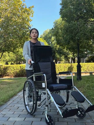 高靠背可躺可抬腿折叠的轮椅,长期久坐不累,护颈椎脊椎,可以吃饭睡觉大小便,很适合骨折瘫痪腿脚不便的家人。#轮椅 #国庆 #老年人 #代步车 #健康