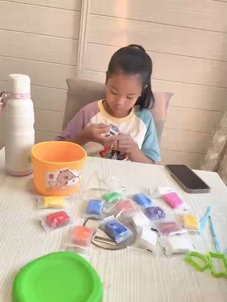 宝宝爱不释手的无味超轻粘土,创意手工就这么简单! 孩子总想玩粘土?这款无异味、不脏手的衣服,让孩子尽情发挥想象力!#粘土 #开学必备 #开学季 #幼儿园 #文具安利 