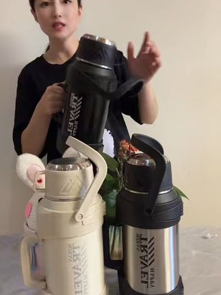 户外必备!大容量保冰水壶3000毫升 现在这天真是越来约热了,买来的冰饮不一会就变温热了,想随时随 地喝一口冰饮真的是非常不方便,还好我入手了这款足足能装6斤水的大容量保冰水壶,非常适合我们长时间再户外高温条件下的工作者,316不锈钢的材质用起来也更加的健康放心!!!活动期间到手也是优惠多多!!!#大容量水杯 #保冷水杯 #夏天 #户外 #好物推荐🔥